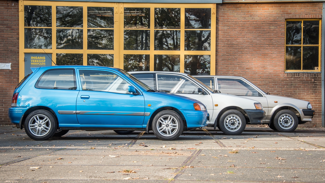 Toyota-Starlet-P7-P8-en-P9-exterieur-zijkant-achter-elkaar-Peter-van-Burik.jpg